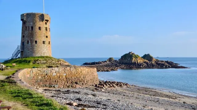 Pulau Jersey milik Inggris terlerak 19 km di barat semenanjung Cotentin di Prancis.