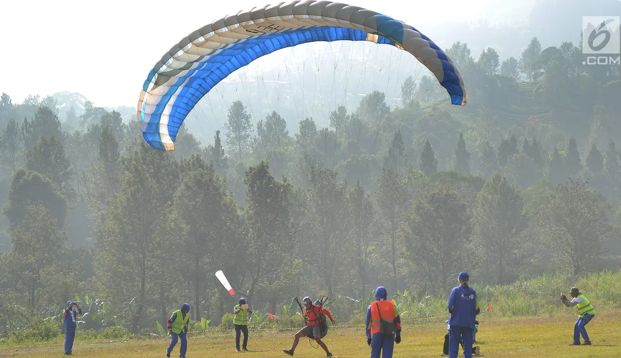 Atlet paralayang Indonesia, Jafro Megawanto saat lepas landas pada babak nomor ketepatan mendarat pria cabang Paralayang Asian Games 2018 di Gunung Mas, Puncak, Jawa Barat, Kamis (23/8). Jafro sukses meraih medali emas. (Merdeka.com/Arie Basuki)