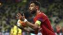 Bruno Fernandes. Gagal membuktikan kepercayaan dengan dipilihnya menjabat kapten tim ketimbang David De Gea. Performanya seakan menghilang untuk menunjang serangan di babak pertama, meski akhirnya dapat diperbaiki di babak kedua. Setara dengan Paul Pogba, poin 6,5 untuknya. (AP/Maja Hitij/Pool)