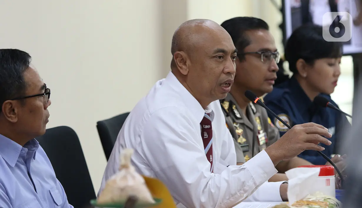 Wadir Tidpidter Bareskrim Polri Kombes Pol Agung Budijono (tengah) memberi keterangan terkait kasus destructive fishing di Jakarta, Senin (18/11/2019). Total 19 orang tersangka pelaku penangkapan ikan yang merusak lingkungan sepanjang tahun 2019 berhasil ditangkap. (Liputan6.com/Herman Zakharia)