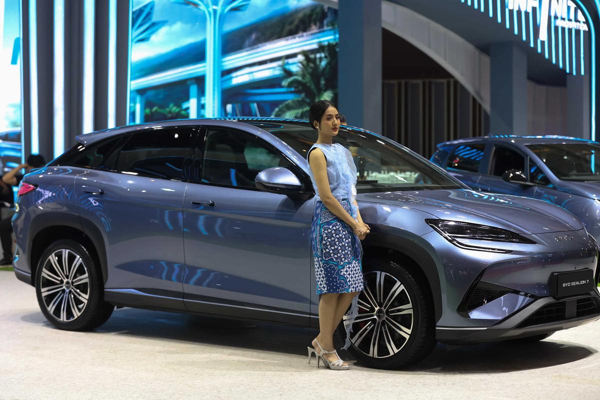 FOTO:  Senyum SPG Hiasi IIMS 2026