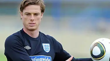 Bek West Ham United Scott Parker melakukan peregangan otot dalam sesi latihan Timnas Inggris di Irdning, Austria, 18 Mei 2010 jelang PD 2010. AFP PHOTO / PAUL ELLIS 