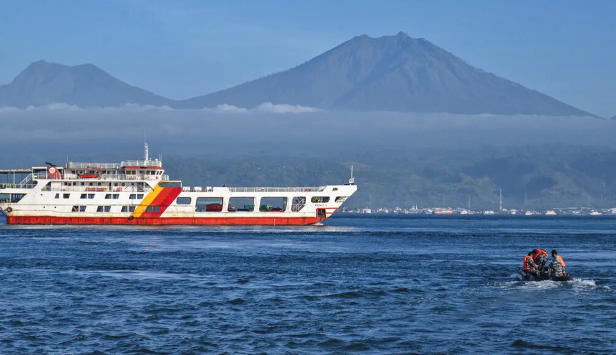 Personel TNI AL menggunakan perahu karet saat melakukan operasi pencarian dan penyelamatan korban kapal penumpang KMP Yunicee yang tenggelam dekat Pelabuhan Gilimanuk, Bali, Rabu (30/6/2021). KMP Yunicee tenggelam di Perairan Gilimanuk, 29 Juni 2021 malam. (AP Photo/Fauzy Chaniago)