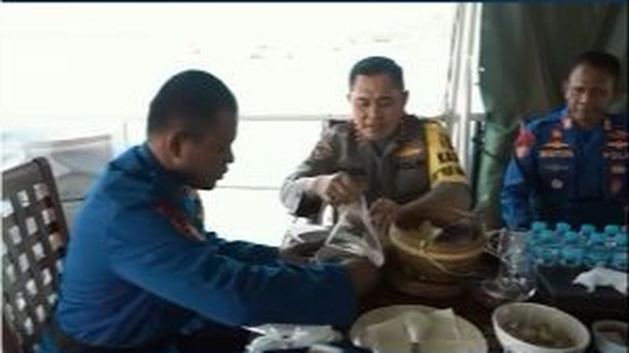 "Sudah diam saja Pradana, kamu duduk manis. Duduk manis, gak usah banyak gerakan," ujar Fadil Imran. <br>