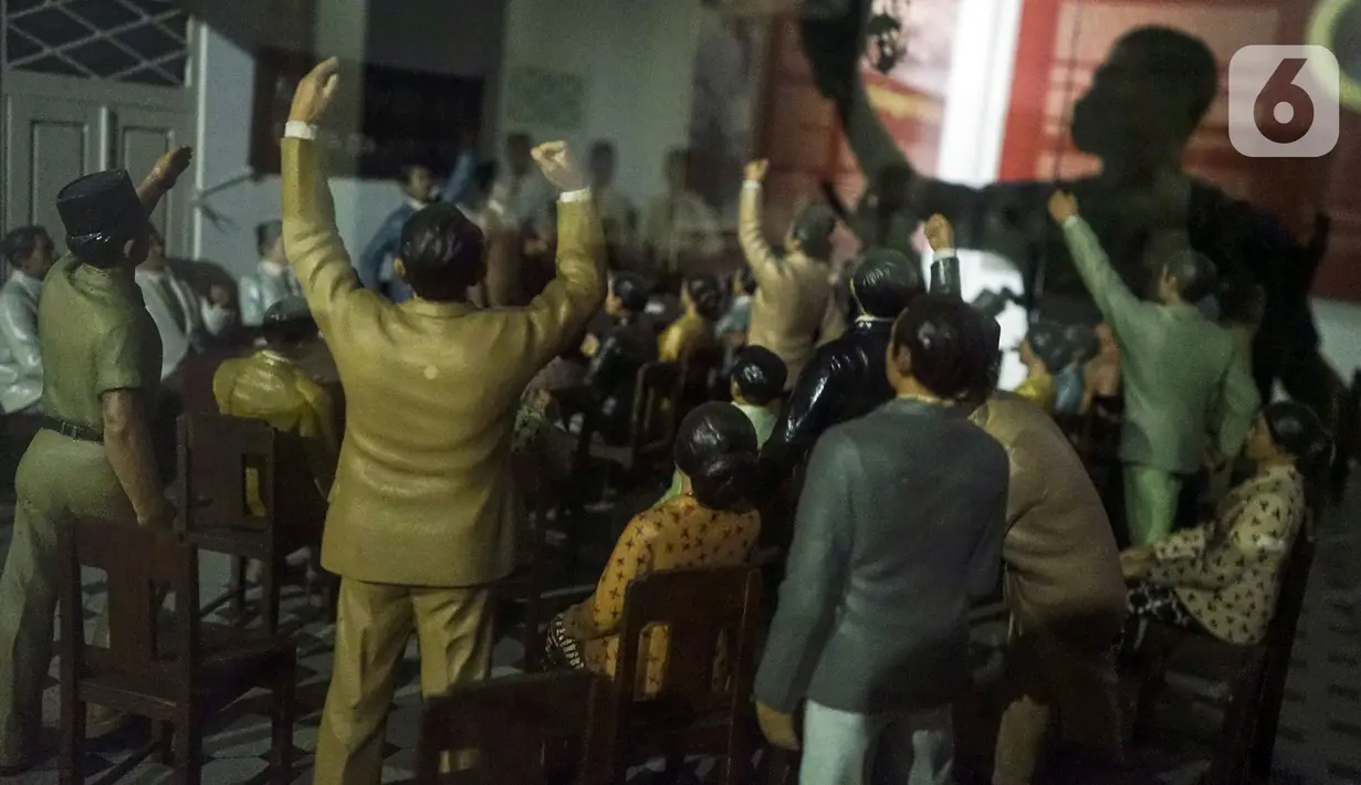 Refleksi kaca memperlihatkan petugas yang sedang bersih-bersih di Museum Sumpah Pemuda, Jakarta, Rabu (27/10/2021). Jelang peringatan Hari Sumpah Pemuda pada tanggal 28 Oktober, pengelola Museum Sumpah Pemuda mulai membenahi museum. (Liputan6.com/Faizal Fanani)
