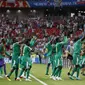 Para pemain timnas Senegal merayakan kemenangan perdana mereka pada ajang Piala Dunia 2018. (AP Photo/Eduardo Verdugo)