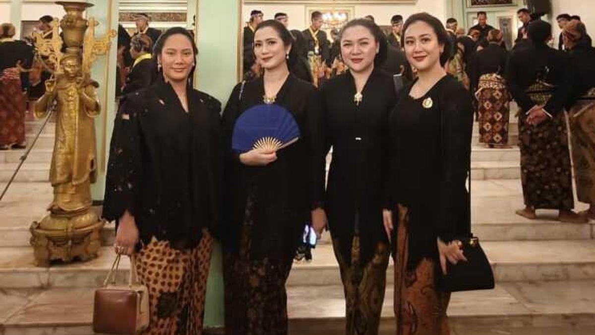 Model Kebaya Hitam Ala Seleb Saat Ikut Acara Satu Suro di Solo, Ada Sherina Munaf Sampai Vicky Shu yang Tampil Anggun