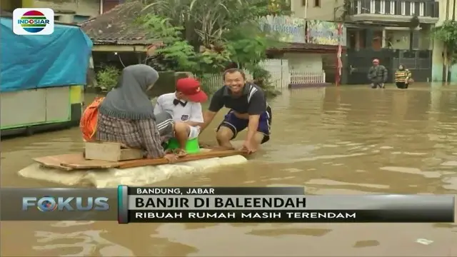 Ribuan rumah di Kabupaten Bandung, Jawa Barat, masih terendam banjir yang terjadi sudah satu pekan.