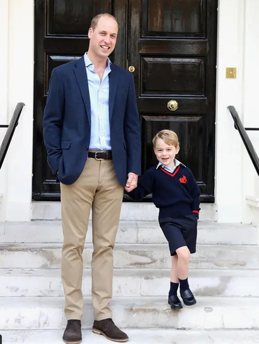 Melansir Ace Showbiz, Kamis (7/9/2017), Pangeran cilik George tampak cemas saat memasuki gerbang sekolah barunya itu pada Rabu (6/9). Ia begitu menggemaskan dengan sweater navy blue dan celana pendeknya. (Instagram/kensingtonroyal)