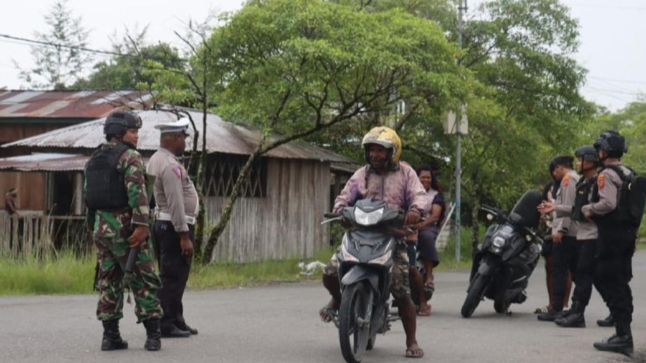 Patroli Gabungan TNI-Polri di Dekai, Papua Pegunungan Jelang Putusan MK