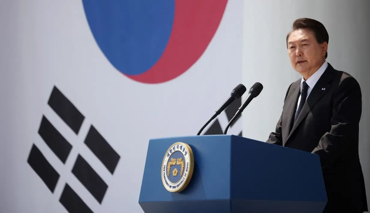 <p>Tak satu pun dari gubernur masing-masing negara menerima pembagian perbatasan ini, masing-masing mengklaim sebagai pemerintah yang sah atas seluruh Korea. Hal ini menyebabkan perang selama tiga tahun yang dikenal sebagai Perang Korea, yang juga menjadi perang pertama di mana PBB memainkan peran militer. (KIM HONG-JI/POOL/AFP)</p>