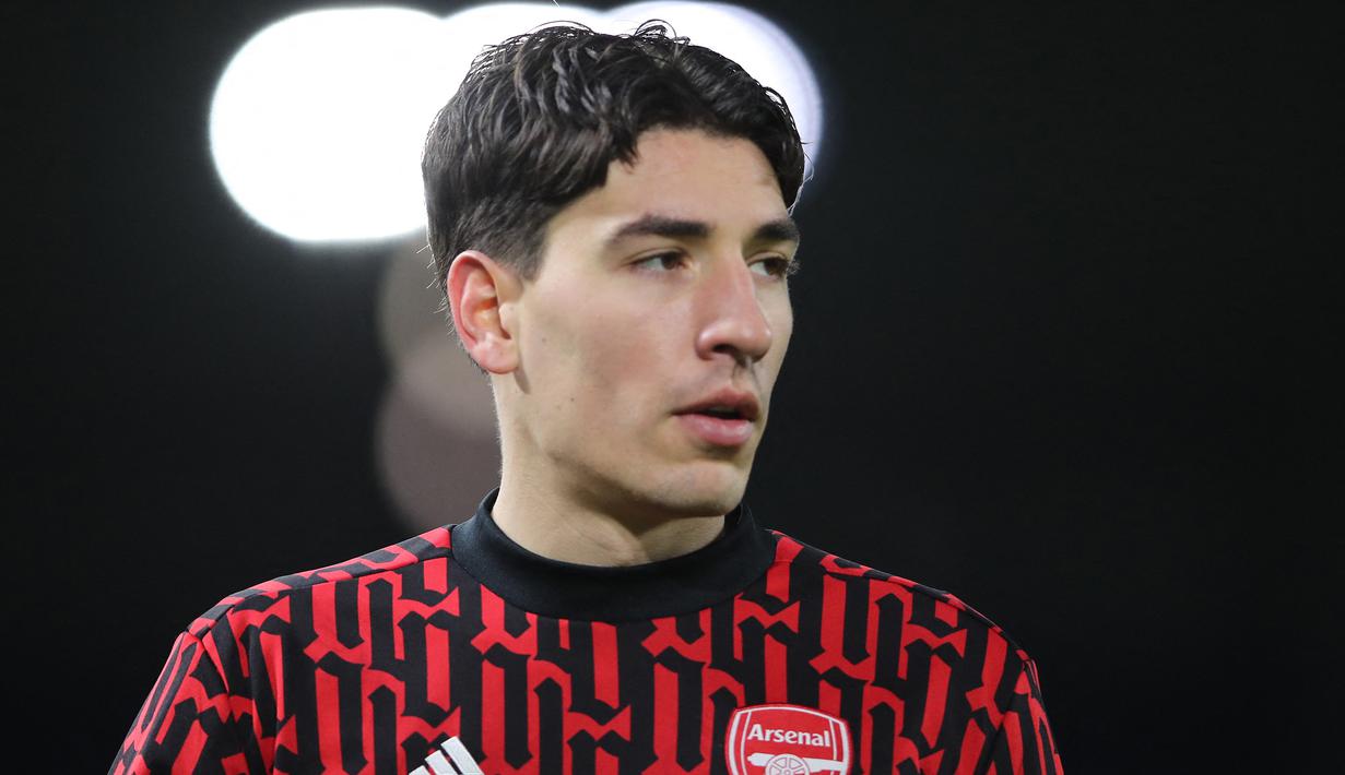 Hector Bellerin. Bek kanan berusia 26 tahun ini akhirnya meninggalkan Arsenal menuju Real Betis dengan status pinjaman selama satu musim. Tidak ada opsi pembelian dalam proses peminjaman pemain yang telah mengoleksi 3 gelar Piala FA tersebut. (Foto: AFP/Pool/Molly Darlington)