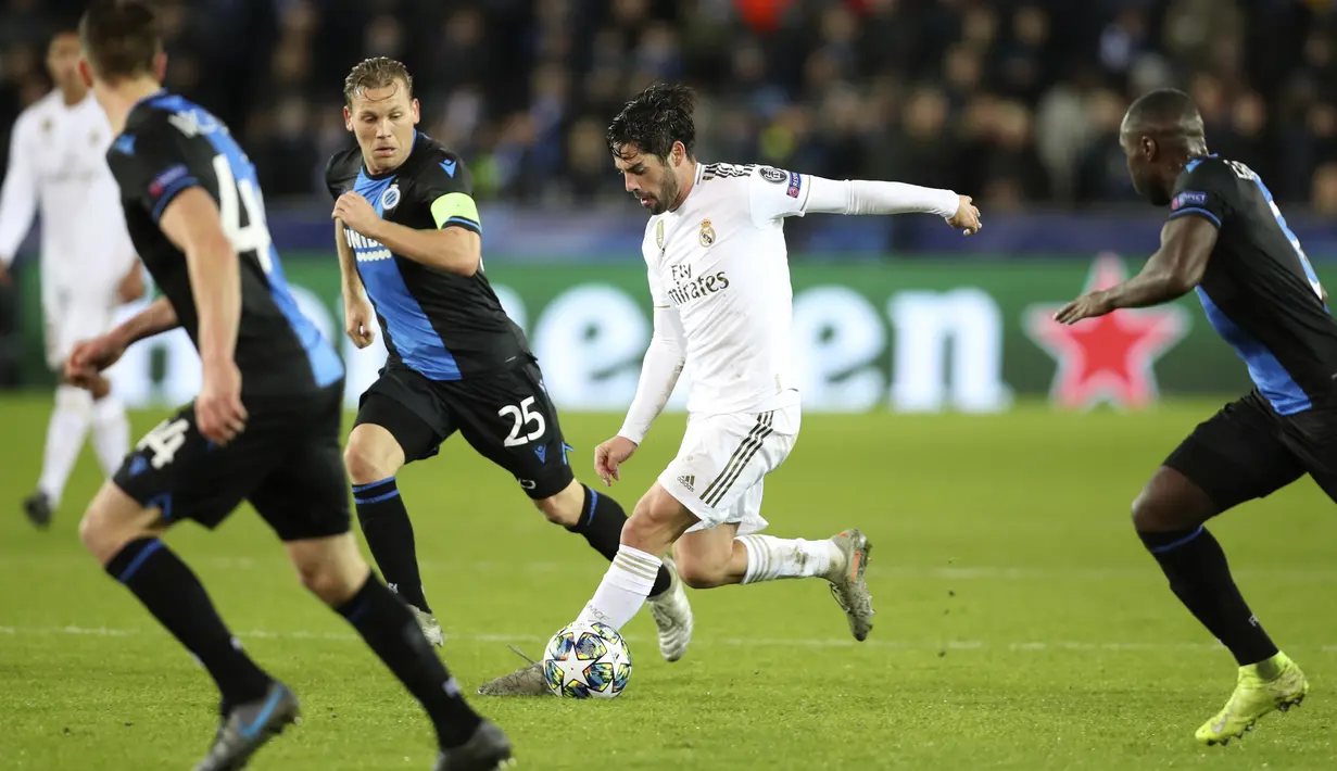 Gelandang Real Madrid, Isco menggiring bola dari kawalan pemain Club Brugge, Ruug Vormer pada pertandingan Grup A Liga Champions di stadion Jan Breydel di Bruges, Belgia (11/12/2019). Real Madrid menang 3-1 atas Club Brugge. (AP Photo/Francisco Seco)