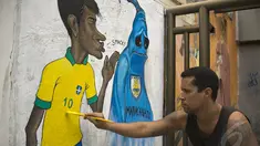 Seorang seniman membuat karikatur Neymar di salah satu tembok di pinggir jalan kota Rio de Janeiro, Jumat (9/5/2014) (AFP PHOTO / Vanderlei Almeida).