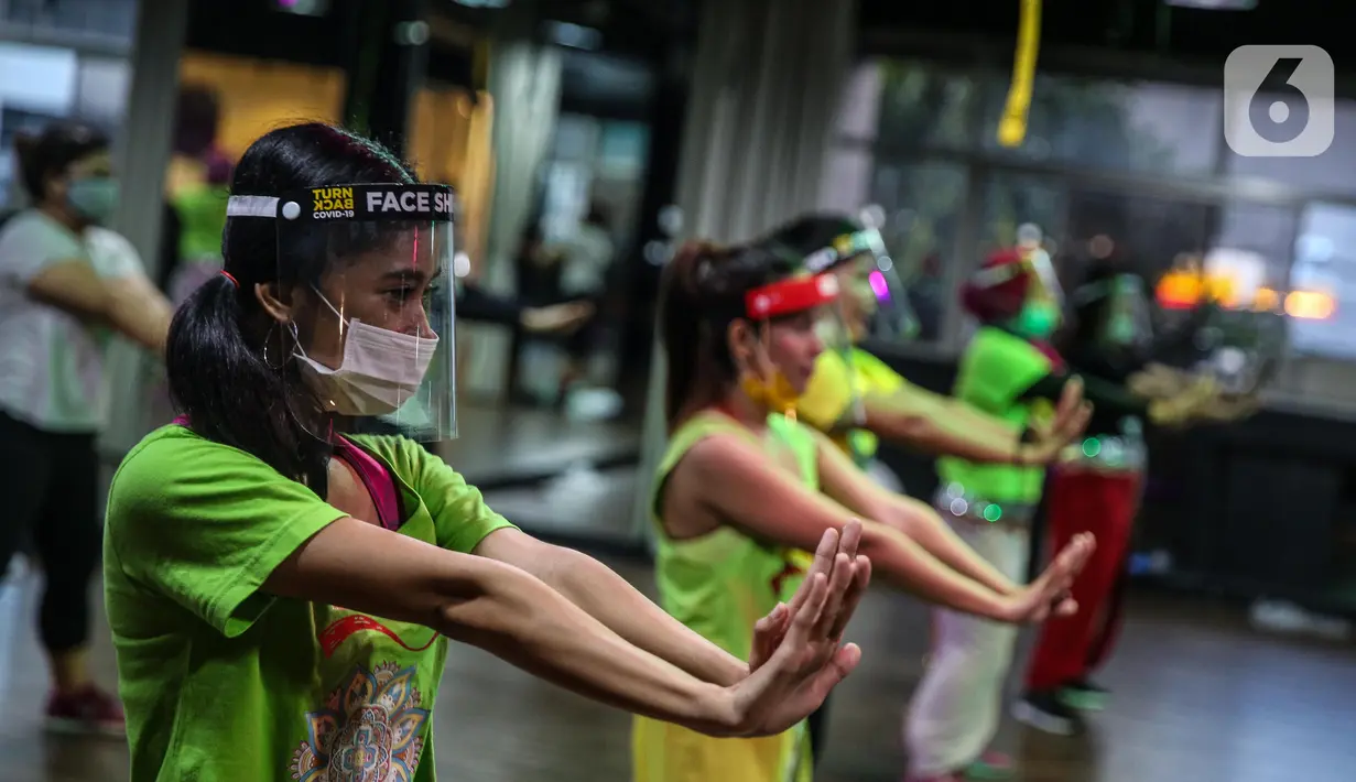 Instruktur mengenakan masker dan face shield pada sesi kelas senam Bolly’D (Bollywood Fitness Dance) di Raga Studio, Jakarta, Senin (15/6/2020). Memasuki pekan kedua masa PSBB Transisi di DKI Jakarta, beberapa pusat kebugaran menerapkan protokol kesehatan. (Liputan6.com/Faizal Fanani)