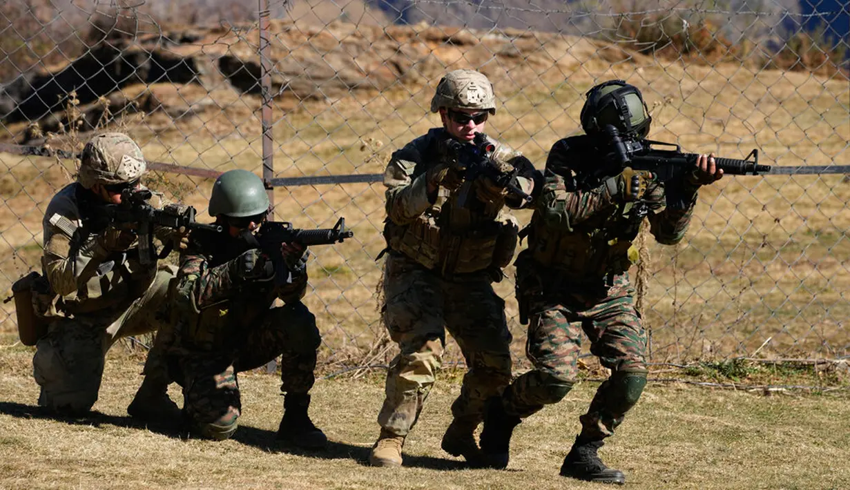 Prajurit Angkatan Darat AS dari Brigade ke-2 Divisi Lintas Udara ke-11 bersama tentara India berpartisipasi dalam latihan pembunuhan target saat latihan bersama Indo-US atau Yudh Abhyas di Auli, Uttarakhand, India, 29 November 2022. Latihan tahunan yang dimulai sejak dua minggu lalu ini bertujuan untuk bertukar praktik terbaik, taktik, teknik, dan prosedur. (AP Photo/Manish Swarup)