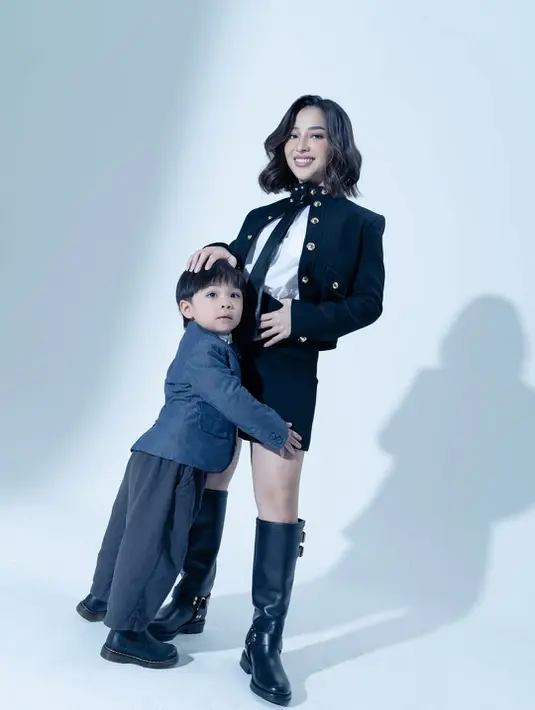 Nikita Willy tampil edgy masculine dalam kemeja, jaket berkancing besar dan rok mini dari Celine. Boots hitam yang tinggi jadi sentuhan edgy [@dikhadheansa]