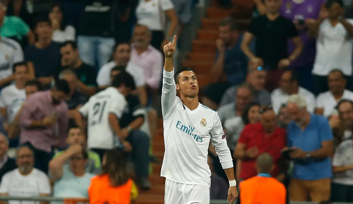  Penyerang Real Madrid, Cristiano Ronaldo berselebrasi usai mencetak gol ke gawang APOEL Nicosia pada penyisihan Grup H Liga Champions di stadion Santiago Bernabeu, Spanyol, (13/9). Ronaldo mencetak dua gol dipertandingan ini. (AP Photo/Francisco Seco)