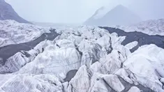 Foto dari udara yang diabadikan pada 15 Agustus 2020 ini menunjukkan gletser yang terletak di area hulu Sungai Yangtze, Prefektur Otonom Etnis Tibet Yushu, Provinsi Qinghai, China barat laut. (Xinhua/Wu Gang)