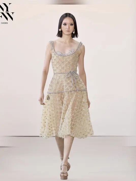 Permainan cutting, dan material menjadi daya tarik yang berhasil mencuri spotlight.  [Foto: Instagram/ Ivan Gunawan]