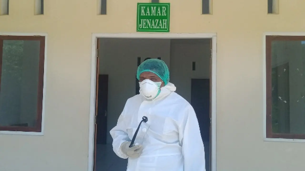 Taufik Hasan, petugas kamar jenazah RSUD SK Lerik Kota Kupang. Foto Istimewah