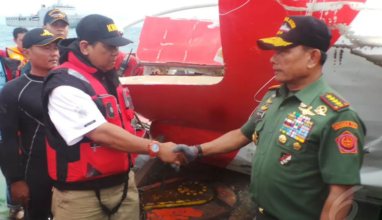Panglima TNI Jenderal TN Moeldoko saat menyerahkan bagian belakang pesawat AirAsia yang berhasil diangkat kepada KNKT,  Kalteng, Sabtu (10/1/2015). (Liputan6.com/Rochmanuddin)