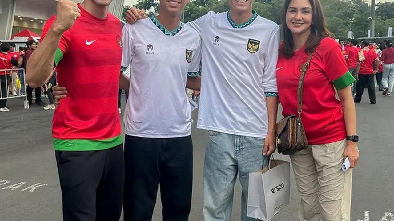 Potret 7 Artis Nonton Indonesia Vs Australia, Kehadiran Azizah Salsha Disorot