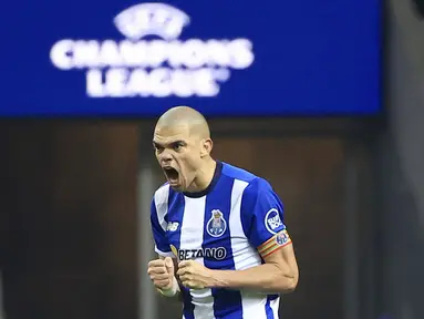 Pemain FC Porto, Pepe, melakukan selebrasi setelah mencetak gol ke gawang Shakhtar Donetsk pada laga Liga Champions di Stadion Dragao, Portugal, Kamis (14/12/2023). FC Porto menang dengan skor 5-3. (AP Photo/Luis Vieira)