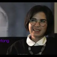 Rambut panjang terurai pernah dimiliki Dinda Kanyadewi, namun kini Dinda Kanyadewi lebih sering asyik tampil gaya dengan rambutnya yang pendek. Namun jika kamu ingin punya rambut pendek, hati-hati dengan kutukannya.