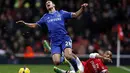 Bek Chelsea Cesar Azpilicueta mendapatkan tekel keras dari striker Arsenal Theo Walcott pada pertandingan sepak bola Liga Inggris antara Arsenal vs Chelsea di Stadion Emirates, London (24/12/13). (AFP/Adrian Dennis)