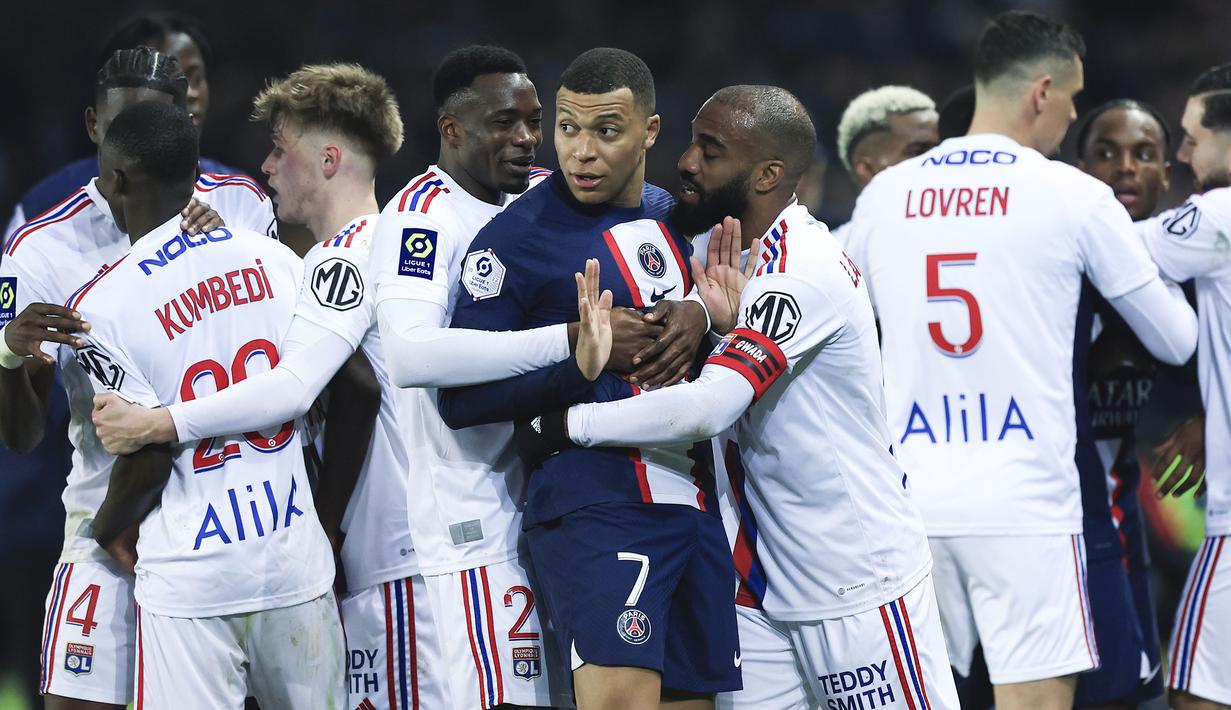 Pemain Paris Saint-Germain, Kylian Mbappe (tengah) dibayangi sejumlah pemain Lyon pada laga pekan ke-29 Liga Prancis 2022/2023 di Parc de Pricess, Paris, Senin (3/4/2023) WIB. PSG kalah dengan skor 0-1 dari Lyon. (AP Photo/Aurelien Morissard)
