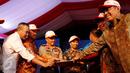 Kapolri Jenderal Pol Tito Karnavian bersama Menteri BUMN Rini Soemarno meresmikan 3 aplikasi online, di Jakarta, Jumat (16/12). Ketiga aplikasi tersebut adalah e-Samsat, e-Tilang dan SIM Baru Online. (Liputan6.com/Angga Yuniar)