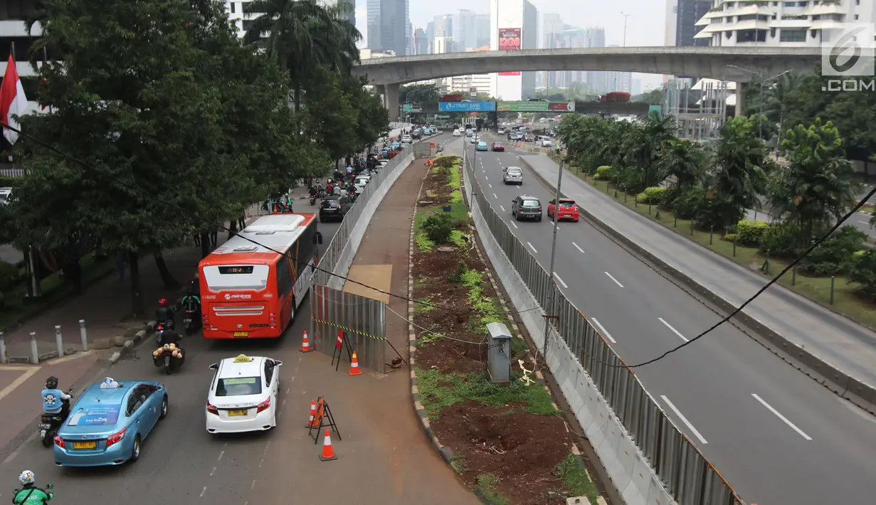 Kendaraan melintas di samping-pohon-pohon yang telah dipindah di kawasan Sudirman, Jakarta, Jumat (9/3). Pohon-pohon tersebut dipindah ke ruang terbuka hijau di Jakarta seperti Waduk Pluit dan Taman BMW. (Liputan6.com/Arya Manggala)