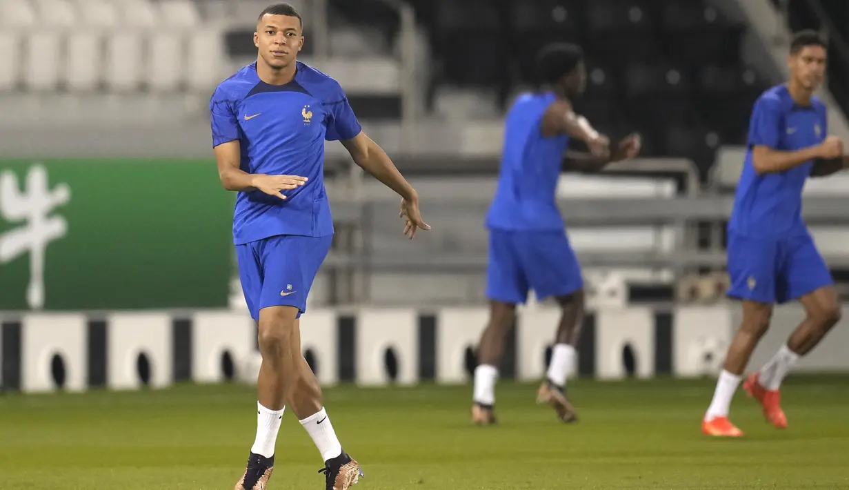 Penyerang Prancis Kylian Mbappe berlatih selama sesi latihan di Doha, Qatar, Selasa (13/12/2022). Partai hidup mati akan tersaji antara timnas Prancis melawan Maroko pada babak semifinal Piala Dunia 2022 di Stadion Al Bayt, Kamis (15/12) dini hari WIB. (AP Photo/Christophe Ena)