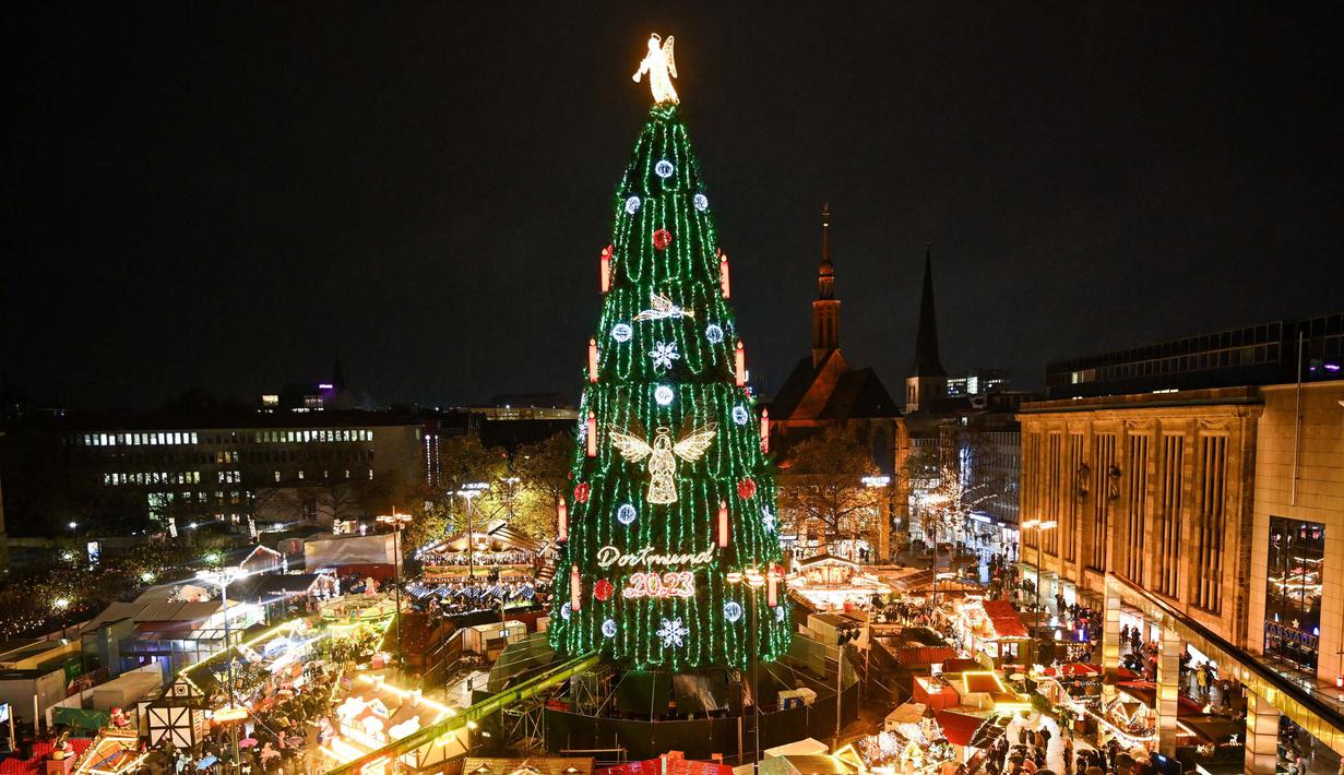 Pohon Natal ini diterangi oleh 48.000 lampu. (INA FASSBENDER/AFP)