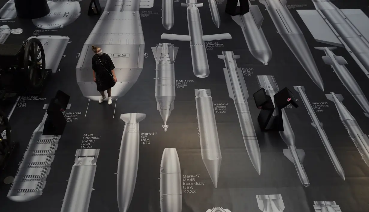 Pekerja berpose dengan karya seniman China Ai Weiwei berjudul History of Bombs di Imperial War Museum, London, Inggris, Rabu (29/7/2020). Imperial War Museum akan kembali dibuka pada 1 Agustus 2020 setelah pemerintah Inggris terus melonggarkan lockdown. (AP Photo/Matt Dunham)