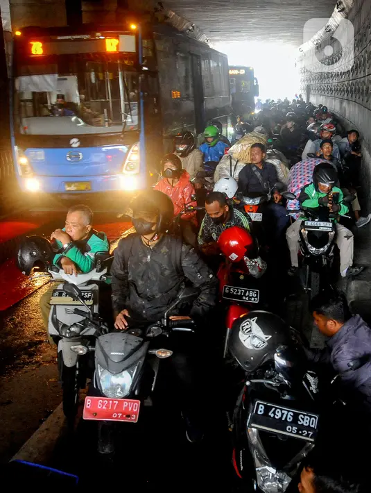 Malam harinya, sejumlah wilayah DKI Jakarta diperkirakan hujan ringan. Hanya Jakarta Timur dan Kepulauan Seribu berawan. (merdeka.com/Arie Basuki)