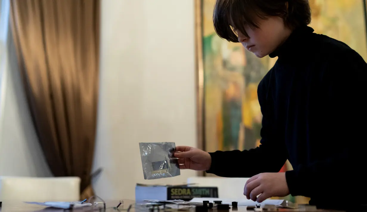 Mahasiswa Belgia Laurent Simons, 9 tahun beraktivitas rumahnya di Amsterdam (21/11/2019). Laurent Simons sedang belajar teknik elektro di Eindhoven University of Technology dan sedang menyelesaikan studinya pada bulan Desember. (AFP Photo/Kenzo Tribouillard)