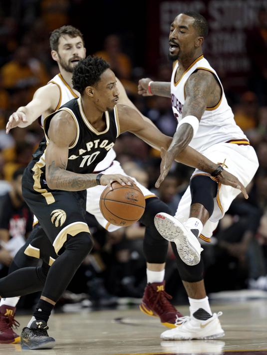 Pemain Toronto Raptors, DeMar DeRozan #10 menggiring bola melewati pemain Cleveland Cavaliers, J.R. Smith #5 pada Game 2 semifinal Eastern Conference NBA basketball playoff series di Quicken Loans Arena, (3/5/2017). Cavs menang 125-103. (AP/Tony Dejak)
