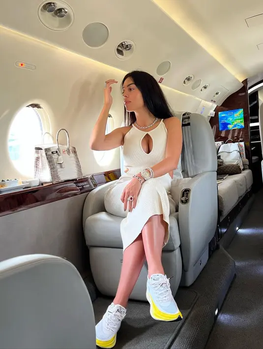 Georgina juga pernah bawa tas Hermes Birkin ini saat naik jet pribadi dalam balutan dress putih [instagram/georginagio]