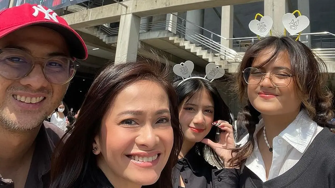 Ersa Mayori dan suami menemani kedua putrinya nonton konser ENHYPEN. [Instagram/ersamayori]