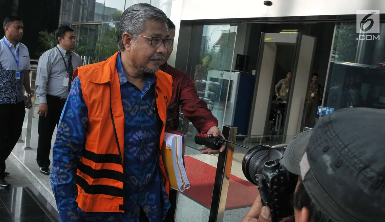 Gubernur Sulawesi Tenggara Nur Alam (tengah) mengenakan rompi tahanan KPK saat tiba di gedung KPK, Jakarta, Jumat (21/7). Sebelumnya, Rabu (5/7), KPK menahan Nur Alam untuk 20 hari pertama. (Liputan6.com/Helmi Afandi)