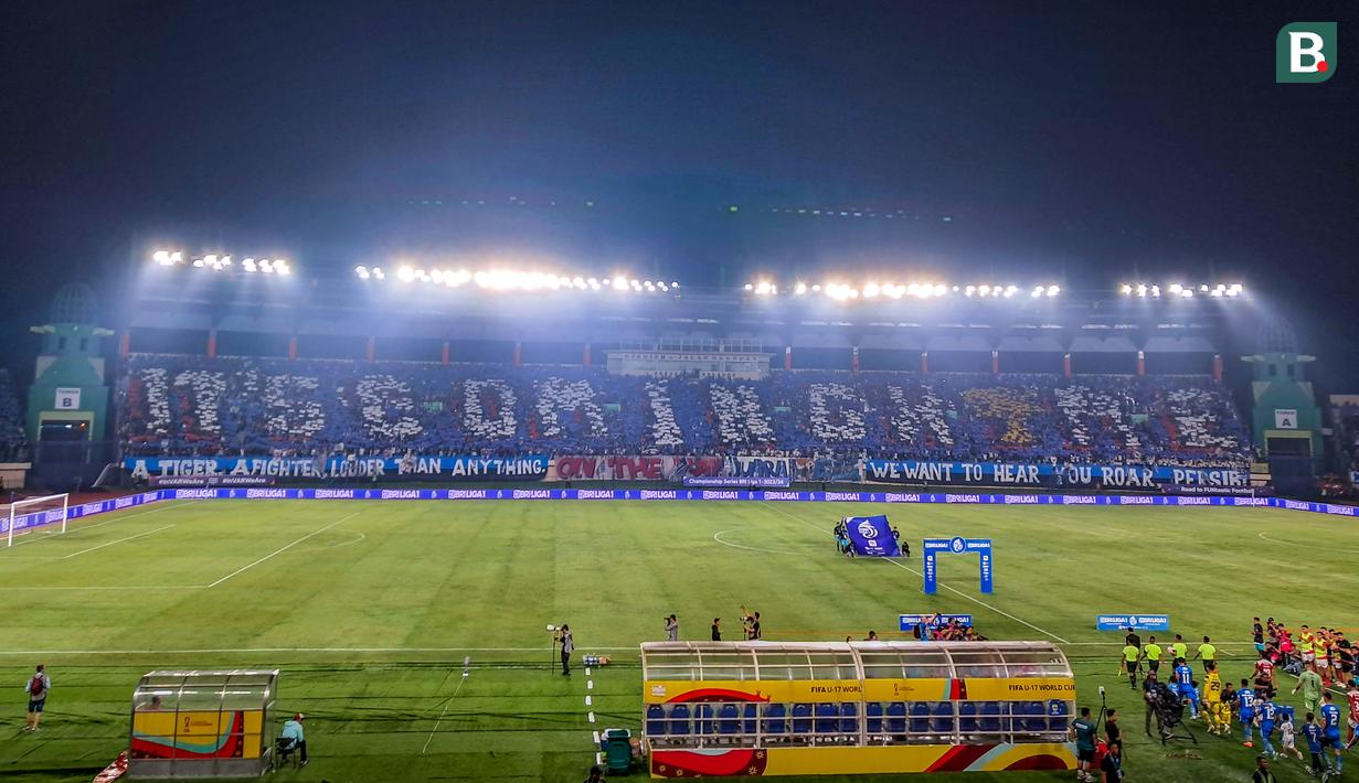 <p>Aksi koreografi yang ditunjukkan suporter Persib Bandung dalam partai final BRI Liga 1 2023/2024 di Stadion Si Jalak Harupat, Minggu (26/5/2024) malam WIB. (Bola.com/Muhammad Adi Yaksa)</p>