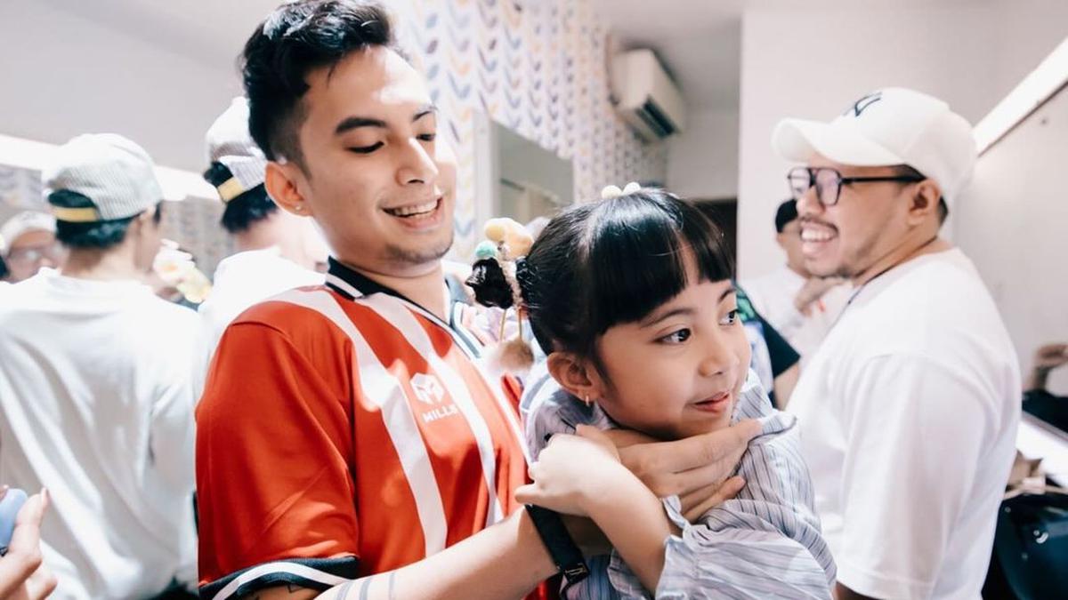 Momen Seru Okin Ajak Anak-Anak Manggung Bareng, Kompak dan Menggemaskan