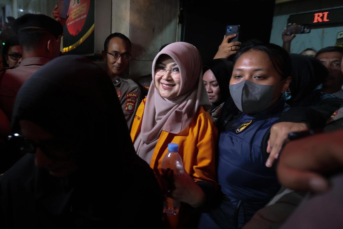 FOTO: Roy Suryo dan Dokter Tifa Dibawa ke Rumah Sakit Polri Usai Ditangkap