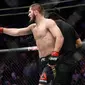 Khabib Nurmagomedov usai mengalahkan Conor McGregor dalam pertarungan UFC 229 di Las Vegas, AS (6/10). Nurmagomedov mengalahkan McGregor dan berhasil keluar sebagai pemenangnya. (AP Photo/John Locher)