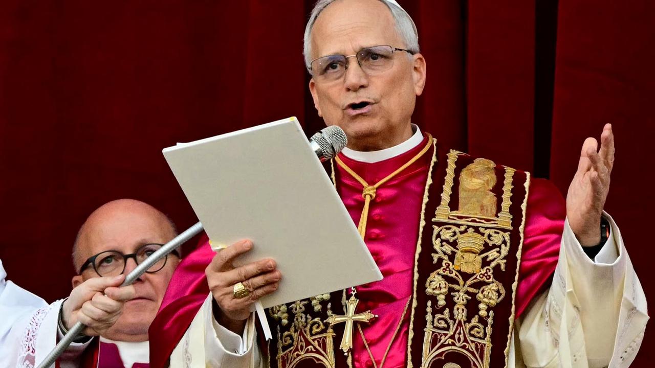 FOTO: Asap Putih Muncul di Kapel Sistina, Robert Prevost Terpilih Jadi Paus Leo XIV