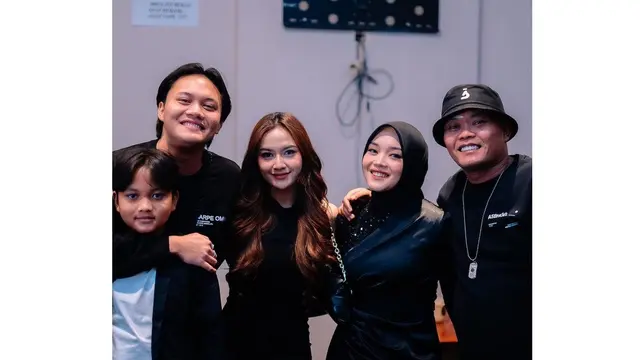 Potret Kedekatan Mahalini dan Keluarga Rizky Febian