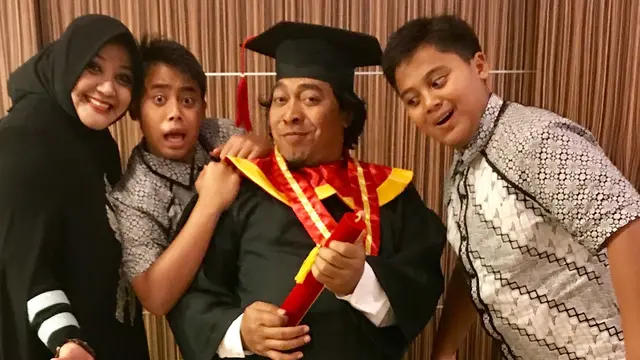 Ferry Salim dan 5 Artis ini Lulus S1 di Usia yang Tak Lagi Muda