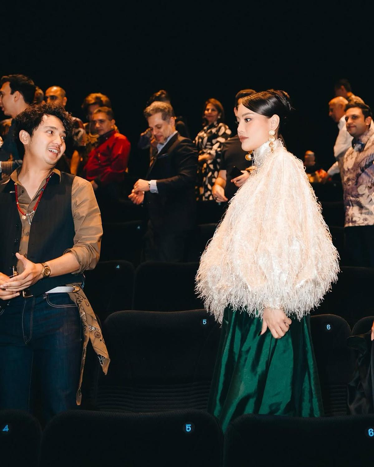 Potret Erika Carlina Hadir di Gala Premier Film 'PABRIK GULA', Oufitnya Keren dan Tak Pernah Gagal